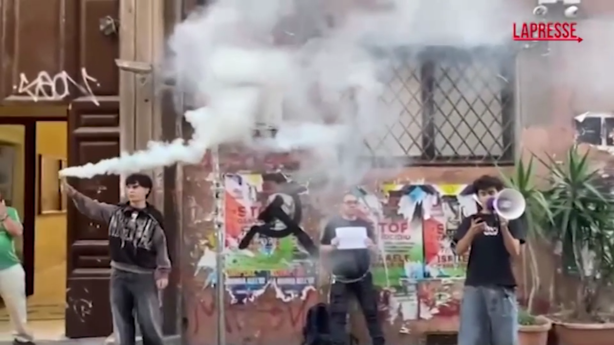 Dl Sicurezza, studenti romani del liceo Virgilio incatenati per protesta: “Criminalizza il dissenso”