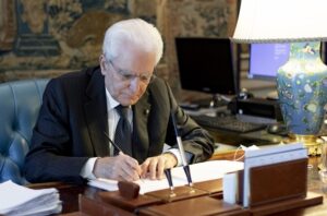 Mattarella nomina 25 cavalieri del lavoro: ci sono anche Bertelli e Descalzi
