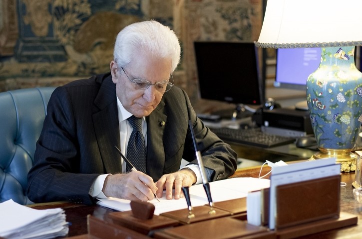 mattarella nomina 25 cavalieri del lavoro ci sono anche bertelli e descalzi da Lapresse.it mattarella nomina 25 cavalieri del lavoro ci sono anche bertelli e descalzi