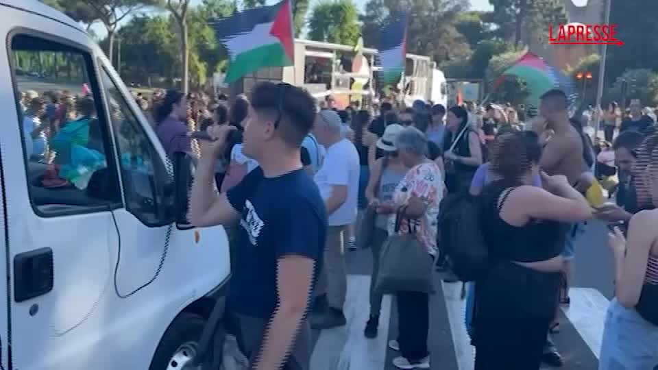 Roma, corteo Dl Sicurezza: manifestanti pro Gaza occupano percorso Giro d’Italia Roma, corteo Dl Sicurezza: manifestanti pro Gaza occupano percorso Giro d’Italia