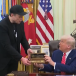 Trump regala una chiave d’oro a Elon Musk