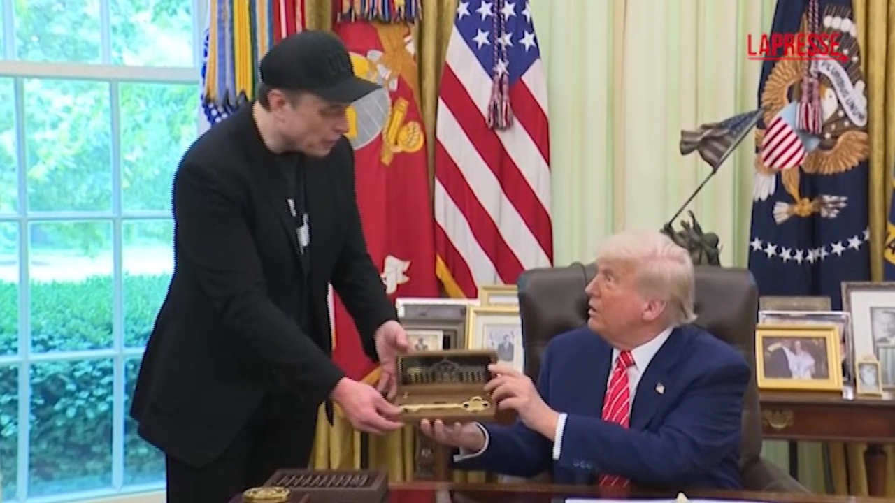 Trump regala una chiave d’oro a Elon Musk
