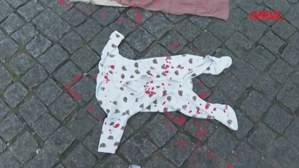 a lisbona un installazione artistica ricorda i bambini morti a gaza da Lapresse.it a lisbona un installazione artistica ricorda i bambini morti a gaza