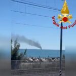 Pesaro, fiamme su una barca nel mare di Fano
