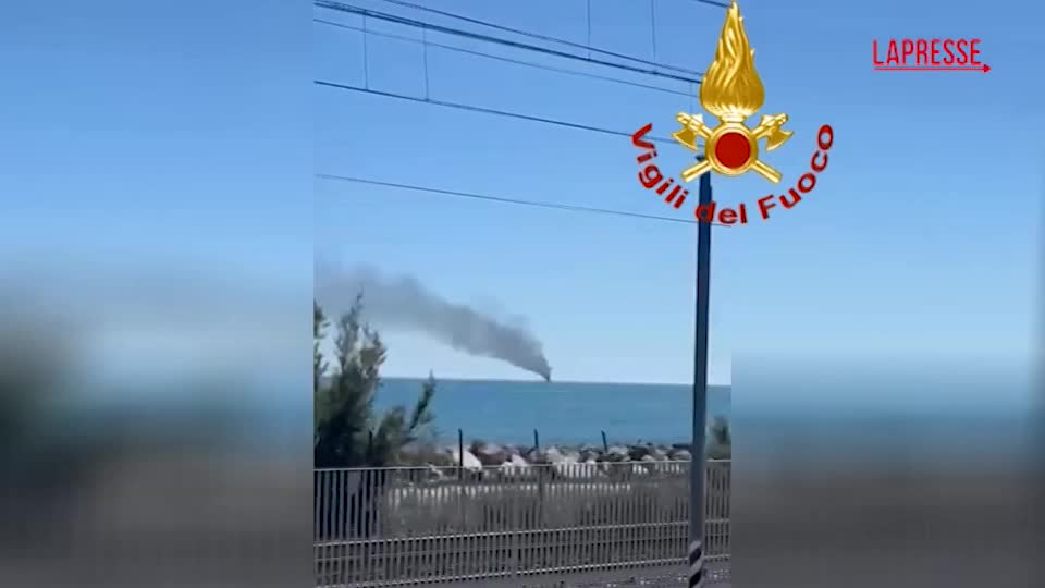 pesaro fiamme su una barca nel mare di fano da Lapresse.it pesaro fiamme su una barca nel mare di fano