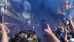 Champions League, l’attesa dei tifosi nerazzurri in piazza Duomo prima di Psg-Inter