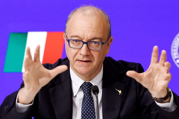 Valditara: “Sanzioni a docenti non degni di far parte della scuola”