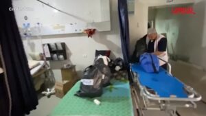 Gaza, evacuato l’ospedale di Al-Awda, era l’ultimo funzionante: le immagini nella clinica
