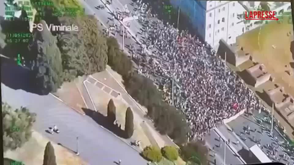 Corteo contro Dl Sicurezza a Roma, la manifestazione vista dall’alto Corteo contro Dl Sicurezza a Roma, la manifestazione vista dall’alto