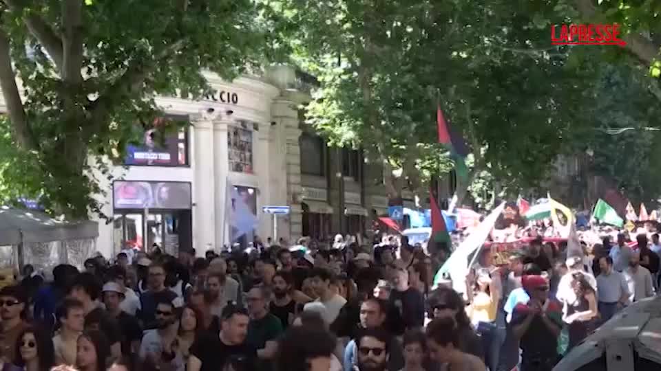 Roma, corteo contro Dl Sicurezza: “Governo vuole reprimere il conflitto sociale” Roma, corteo contro Dl Sicurezza: “Governo vuole reprimere il conflitto sociale”