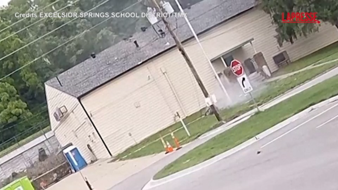missouri auto piomba sul tetto del veteran hall lo schianto dalle camere di sorveglianza da Lapresse.it missouri auto piomba sul tetto del veteran hall lo schianto dalle camere di sorveglianza