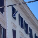 Roma, espone bandiera ‘X Mas’ dalla finestra mentre passa il corteo contro il dl Sicurezza