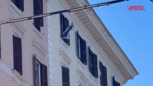 Roma, espone bandiera ‘X Mas’ dalla finestra mentre passa il corteo contro il dl Sicurezza
