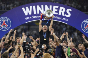 Luis Enrique solleva il trofeo della Champions League dopo la vittoria in finale contro l'Inter per 5-0