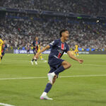 L'esultanza di Senny Mayulu dopo aver segnato il 5-0 per il Psg nella finale di Champions contro l'Inter