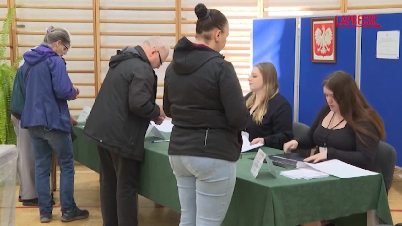 polonia urne aperte al via il ballottaggio per le presidenziali da Lapresse.it polonia urne aperte al via il ballottaggio per le presidenziali