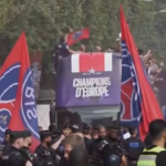 Champions League, il Psg sfila per gli Champs Elysees con il trofeo