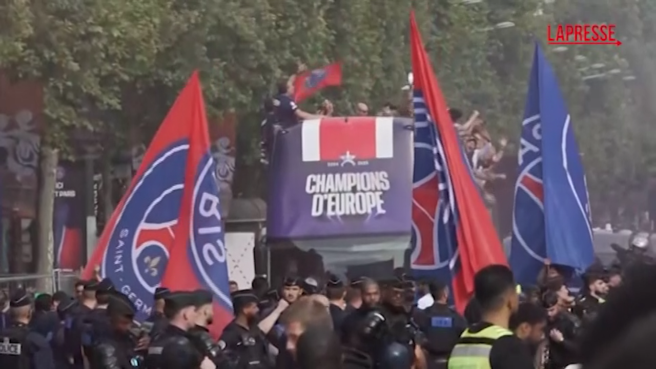 Champions League, il Psg sfila per gli Champs Elysees con il trofeo Champions League, il Psg sfila per gli Champs Elysees con il trofeo