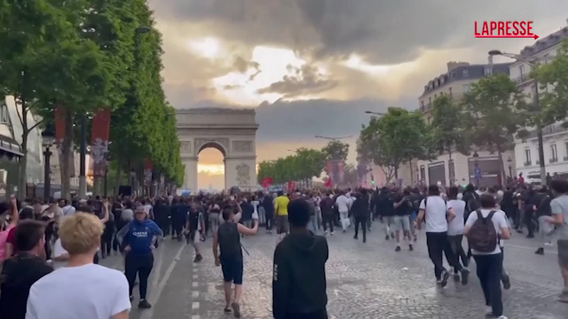 Parigi, il Psg vince la Champions e scoppia il caos: violenza e scontri nella capitale francese Parigi, il Psg vince la Champions e scoppia il caos: violenza e scontri nella capitale francese