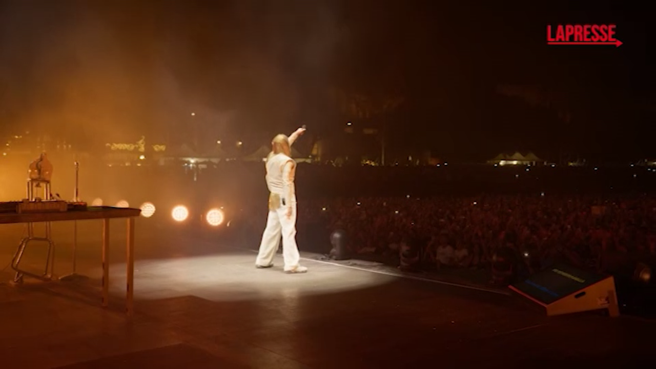 Musica, in 50 mila al concerto di Liberato: le immagini dal Circo Massimo Musica, in 50 mila al concerto di Liberato: le immagini dal Circo Massimo