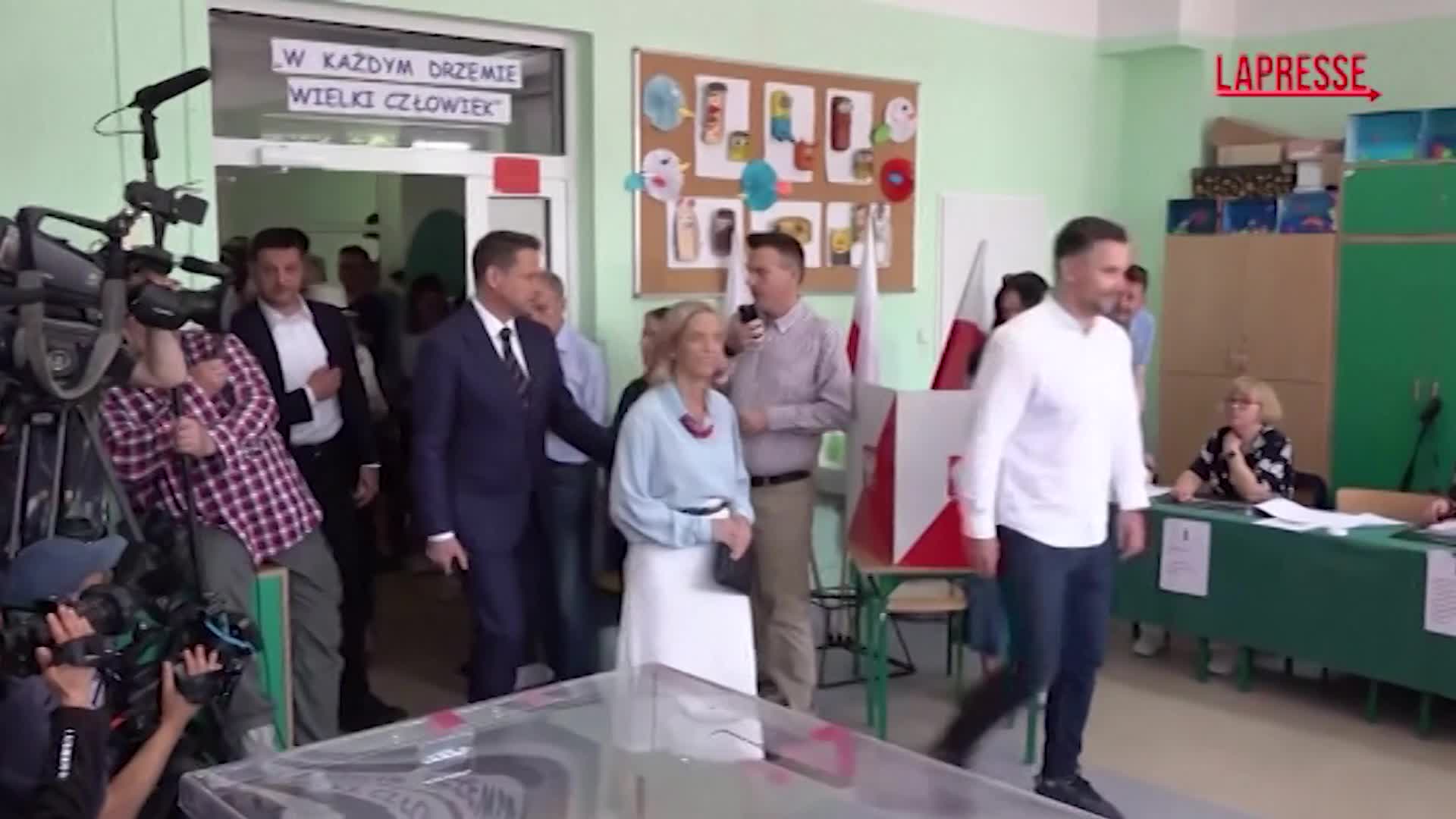 polonia i due candidati alla presidenza si recano a votare le immagini