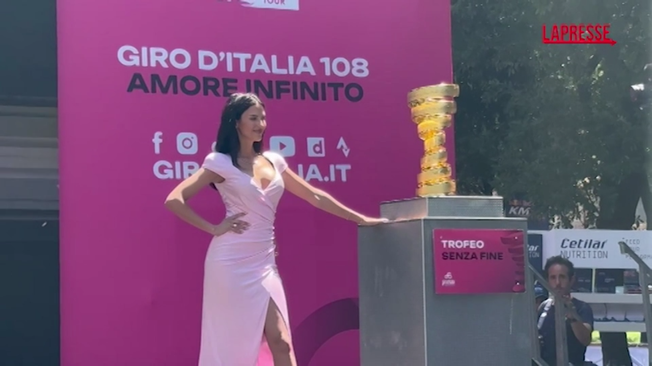 Giro d’Italia 2025, il ‘Trofeo senza fine’ fa il suo ingresso all’ultima tappa Giro d’Italia 2025, il ‘Trofeo senza fine’ fa il suo ingresso all’ultima tappa
