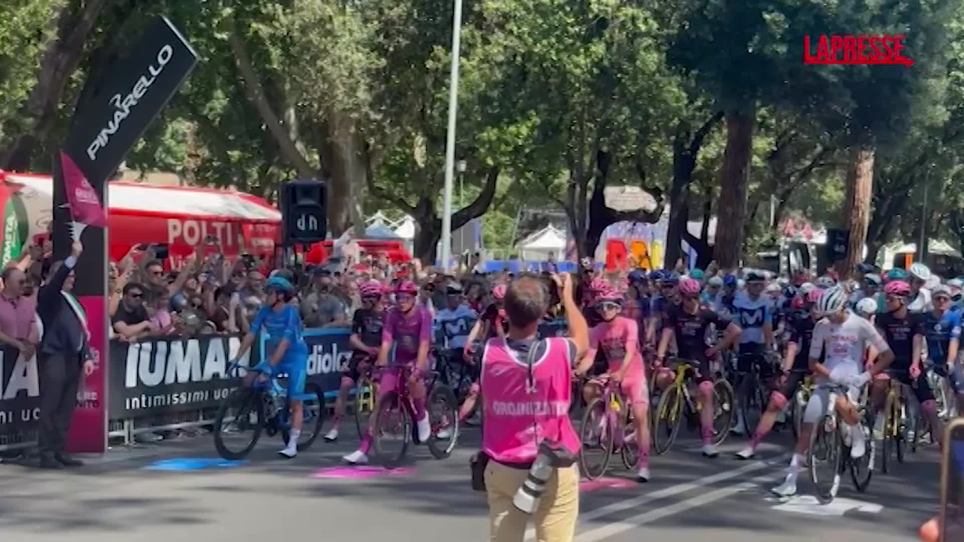 Giro d’Italia 2025, al via l’ultima tappa: minuto di silenzio per la moglie dell’ex ciclista olandese Gesink Giro d’Italia 2025, al via l’ultima tappa: minuto di silenzio per la moglie dell’ex ciclista olandese Gesink