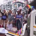Thailandia, a Bangkok migliaia in strada per il Pride: la coloratissima parata