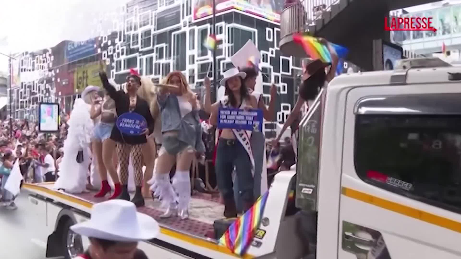 Thailandia, a Bangkok migliaia in strada per il Pride: la coloratissima parata Thailandia, a Bangkok migliaia in strada per il Pride: la coloratissima parata