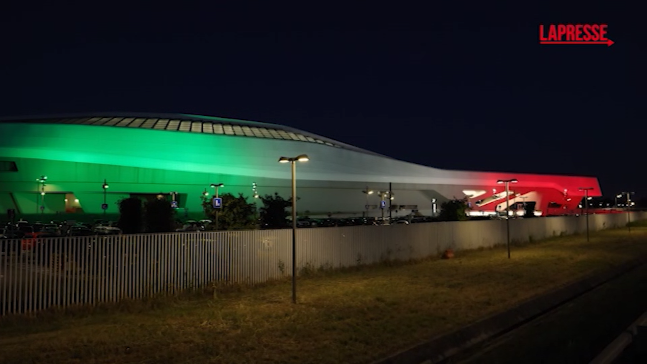 Festa della Repubblica, la stazione di Afragola di Zaha Hadid illuminata con il tricolore Festa della Repubblica, la stazione di Afragola di Zaha Hadid illuminata con il tricolore