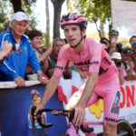 Giro d’Italia 2025, Simon Yates vince la corsa rosa: ultima tappa a Kooij