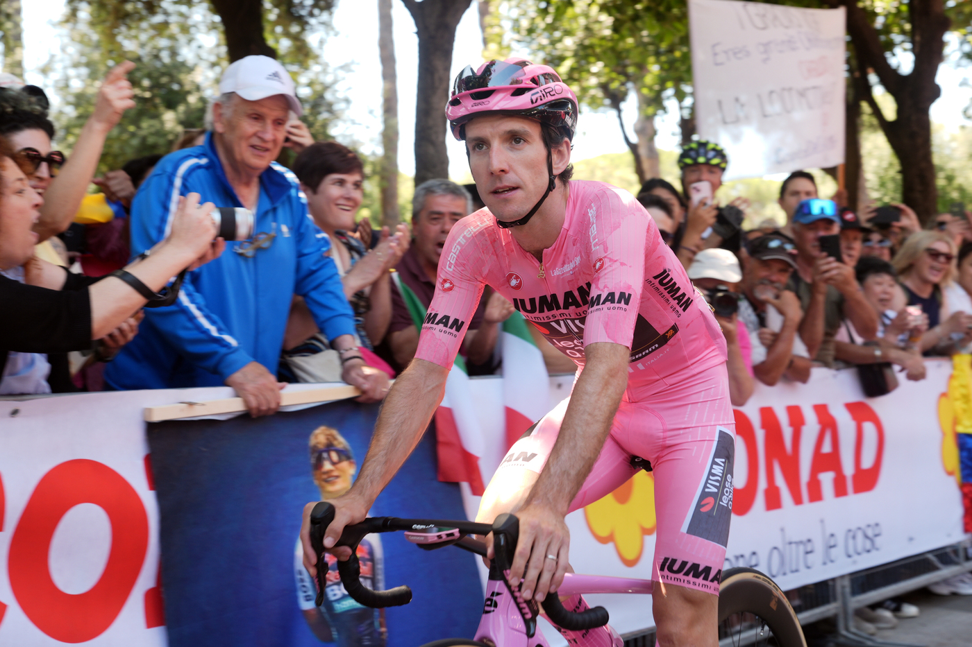 Giro d’Italia 2025, Simon Yates vince la corsa rosa: ultima tappa a Kooij