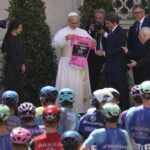 Giro d’Italia 2025, Papa Leone XIV saluta i ciclisti: “Curate spirito oltre al corpo”