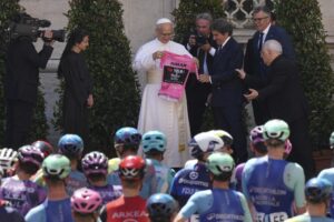 Giro d’Italia 2025, Papa Leone XIV saluta i ciclisti: “Curate spirito oltre al corpo”