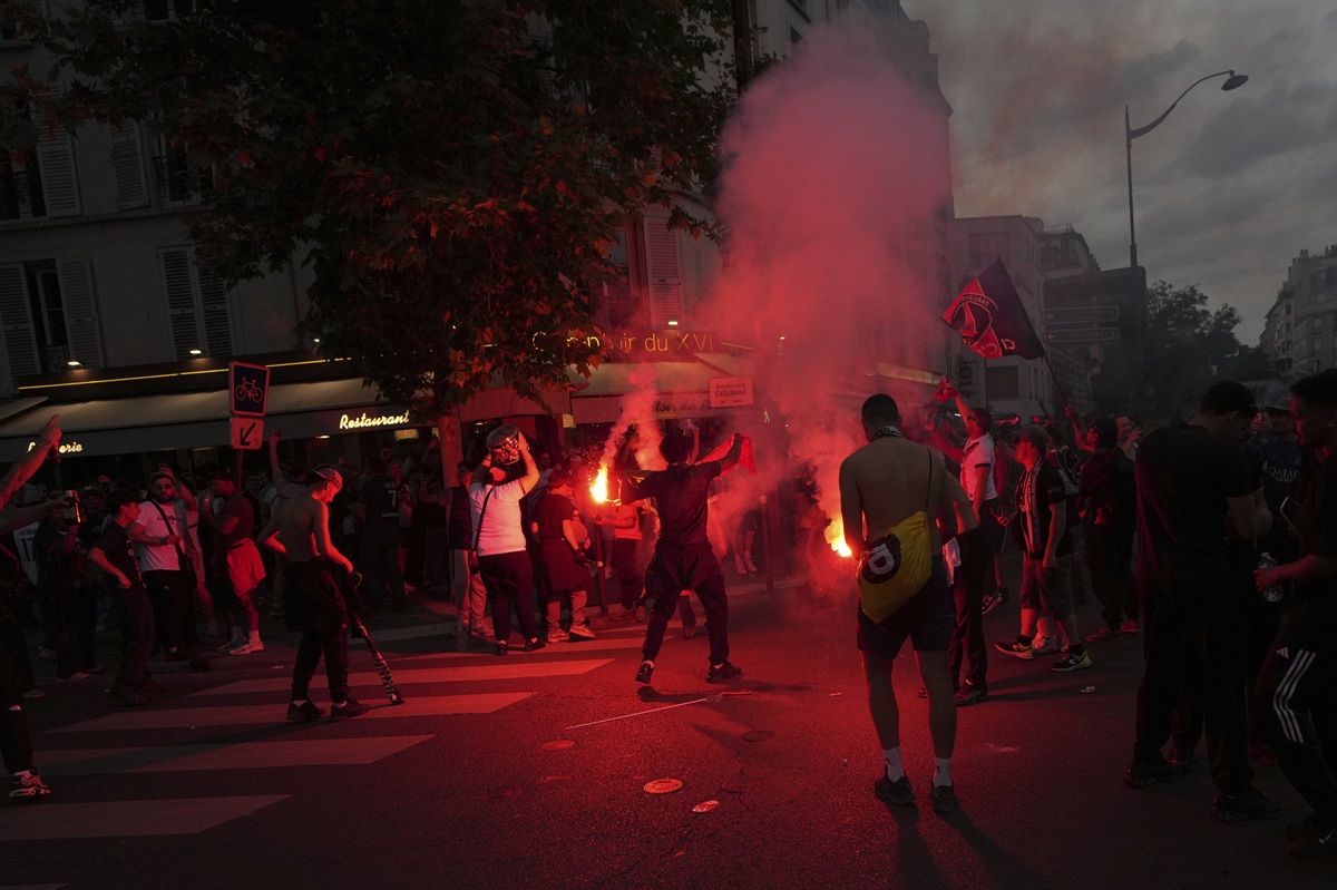 parigi la festa per il psg diventa guerriglia almeno 294 arresti auto sulla folla a grenoble da Lapresse.it parigi la festa per il psg diventa guerriglia almeno 294 arresti auto sulla folla a grenoble
