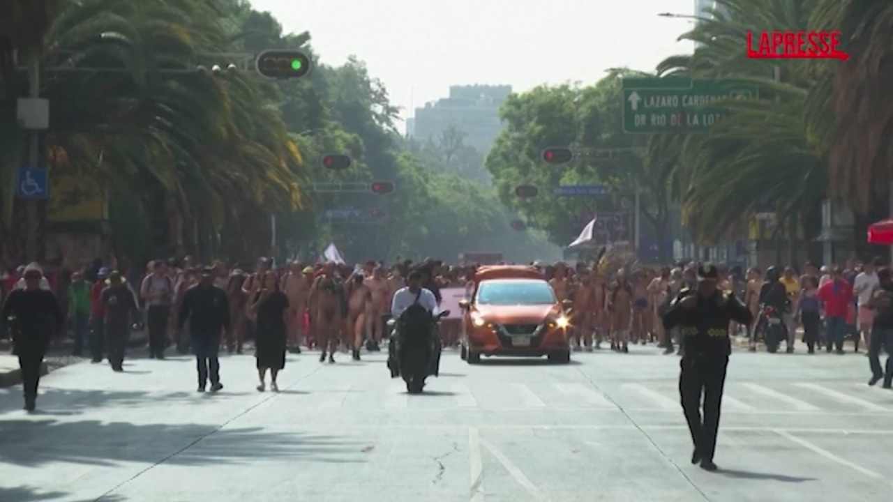 I nudisti marciano a Città del Messico per celebrare la body positivity I nudisti marciano a Città del Messico per celebrare la body positivity
