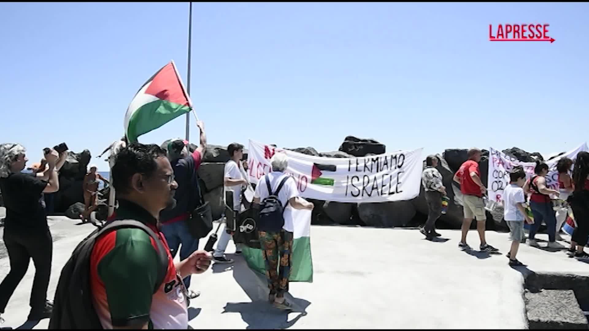 Gaza, a Catania bandiere palestinesi alla partenza di Freedom Flottilla