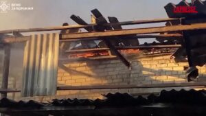 Ucraina, incendi e distruzione a Zaporizhia dopo l’attacco dei droni russi