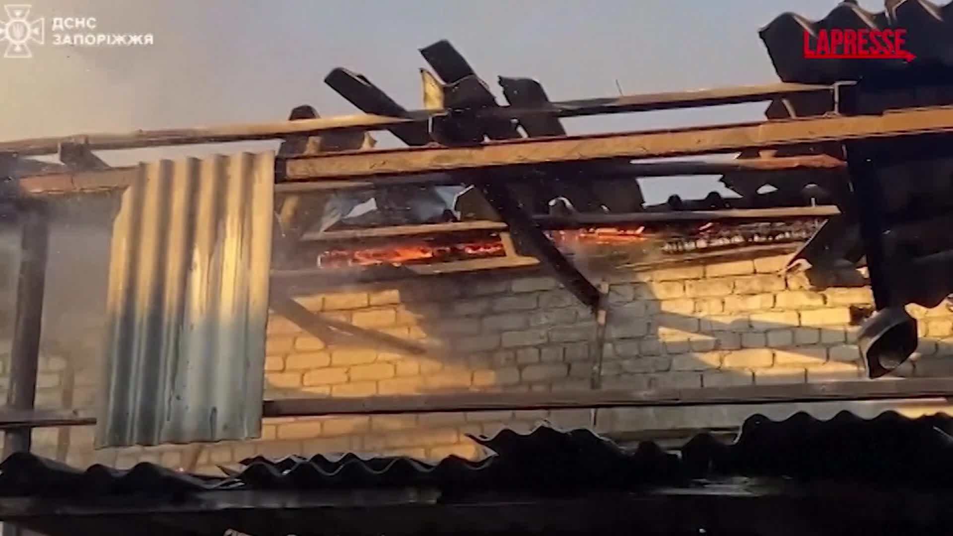 Ucraina, incendi e distruzione a Zaporizhia dopo l’attacco dei droni russi Ucraina, incendi e distruzione a Zaporizhia dopo l’attacco dei droni russi