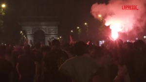 Parigi in delirio per la Champions, le immagini della notte di festa