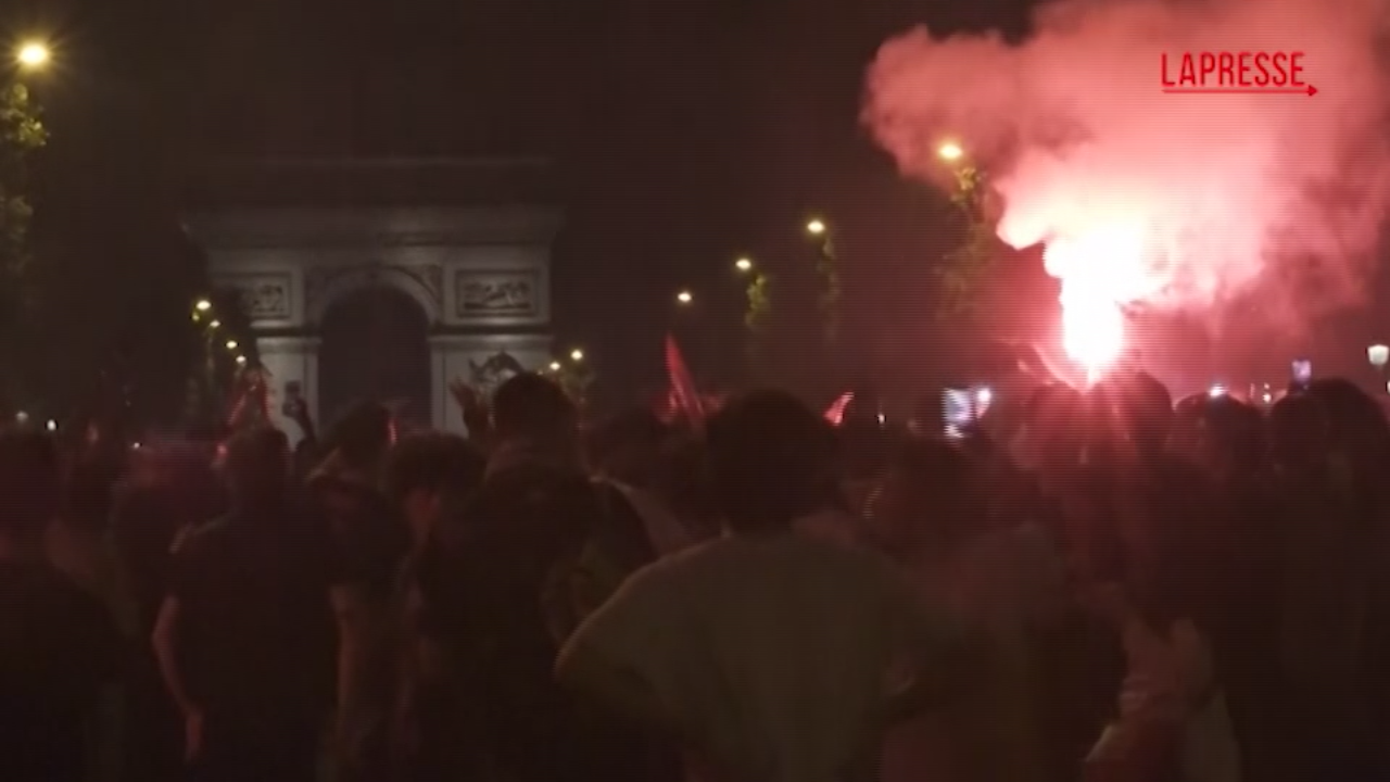 Parigi in delirio per la Champions, le immagini della notte di festa Parigi in delirio per la Champions, le immagini della notte di festa