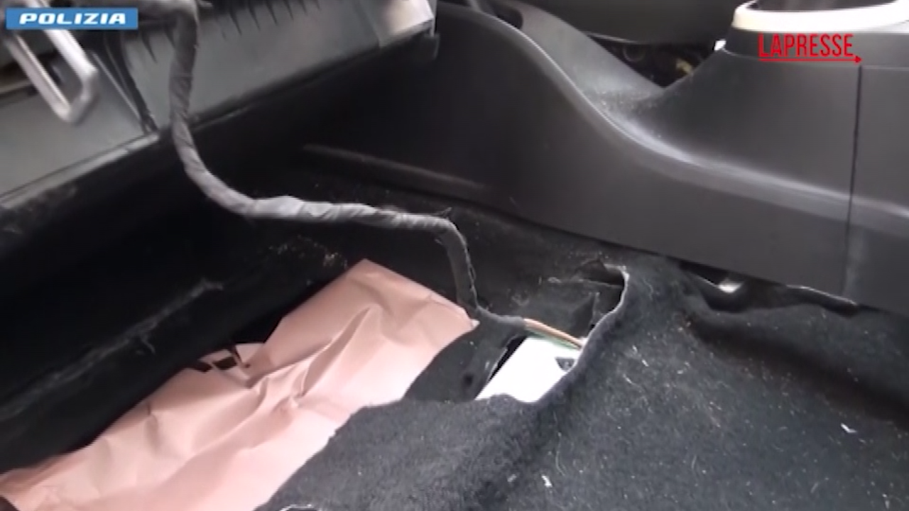 Catania, sotto il sedile dell’auto un marchingegno per nascondere droga: le immagini del ‘doppio fondo’ Catania, sotto il sedile dell’auto un marchingegno per nascondere droga: le immagini del ‘doppio fondo’
