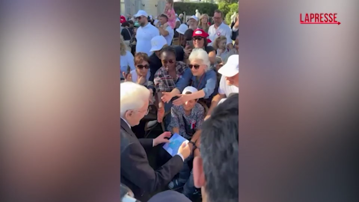 2 giugno, giardini Quirinale aperti ai cittadini: il saluto di Mattarella