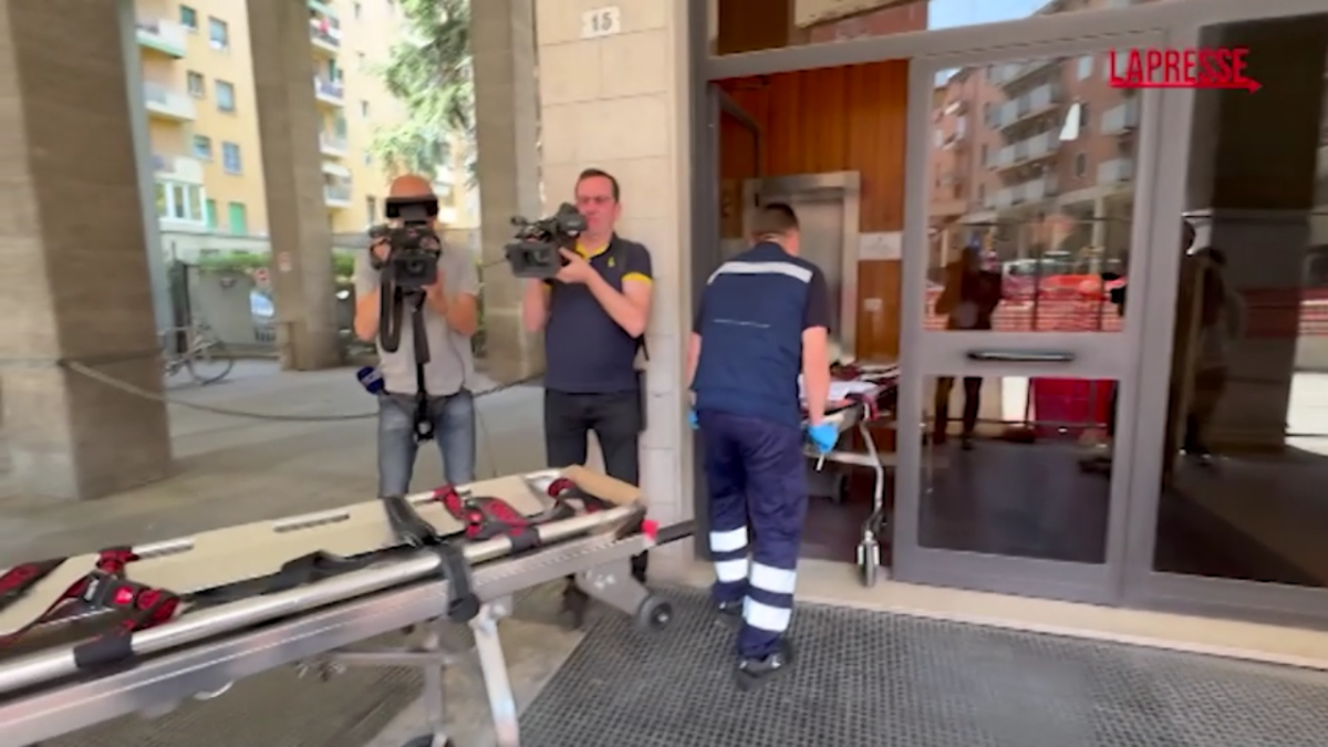 Bologna, i corpi dei due uomini uccisi portati via dall’abitazione