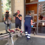 Bologna, i corpi dei due uomini uccisi portati via dall’abitazione
