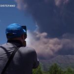 Eruzione Etna, residenti e turisti ammirano la grande colonna di fumo