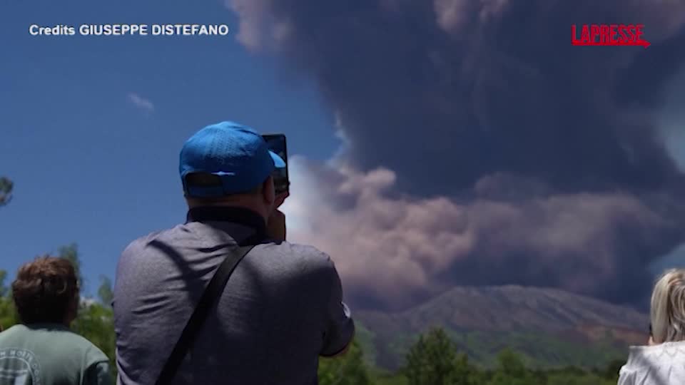 Eruzione Etna, residenti e turisti ammirano la grande colonna di fumo