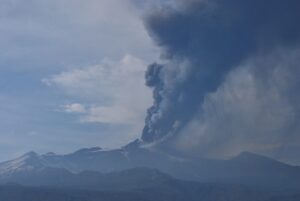 Etna, collassa fianco del cratere Sud-Est: alta colonna di fumo