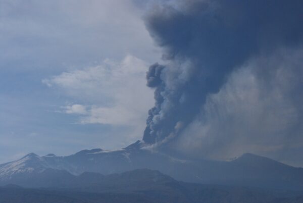 Etna, collassa fianco del cratere Sud-Est: alta colonna di fumo