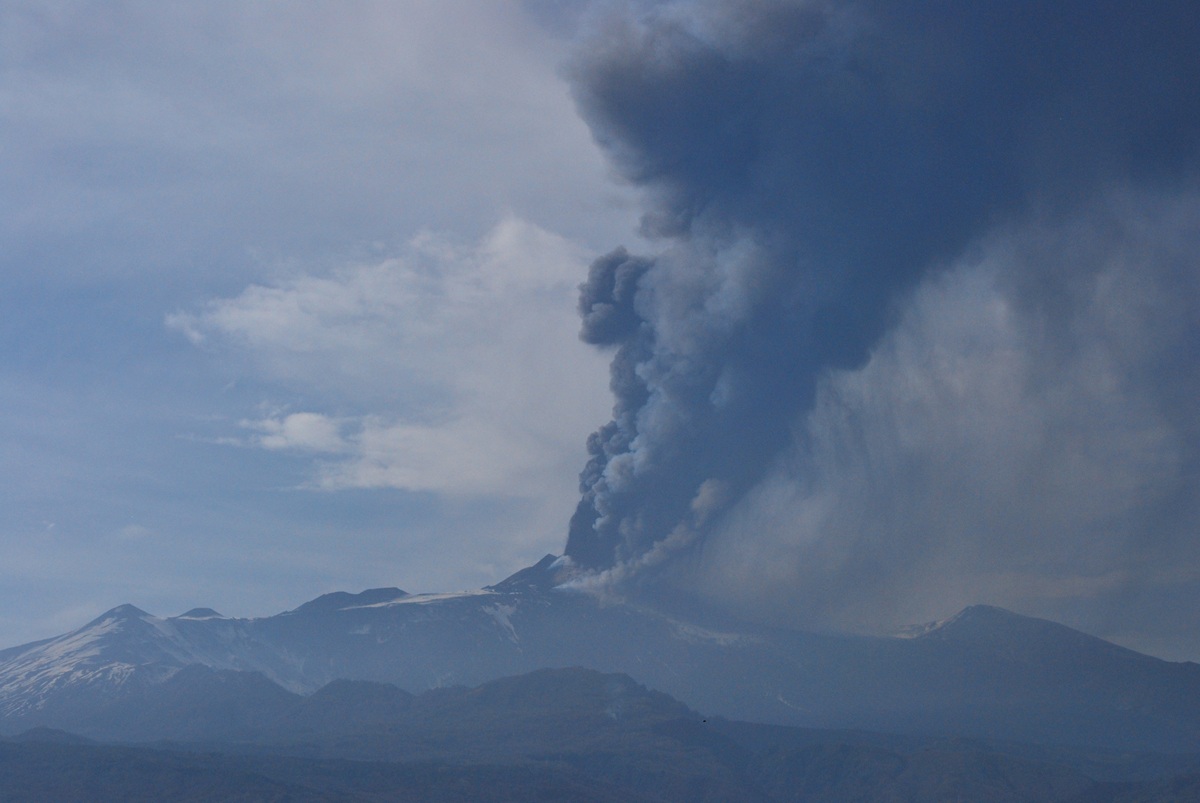 Etna, collassa fianco del cratere Sud Est: alta colonna di fumo Etna, collassa fianco del cratere Sud Est: alta colonna di fumo